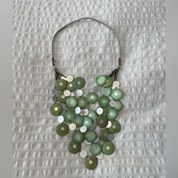 Beautiful handmade necklace light green in excellent condition. Made in Czechia. - Picture 2 of 4